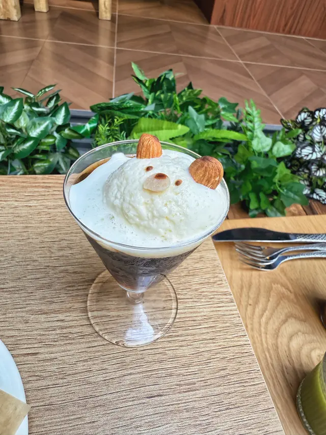 
非常可愛的賣相，奶凍混合雲呢拿雪糕，有點大人的味道！