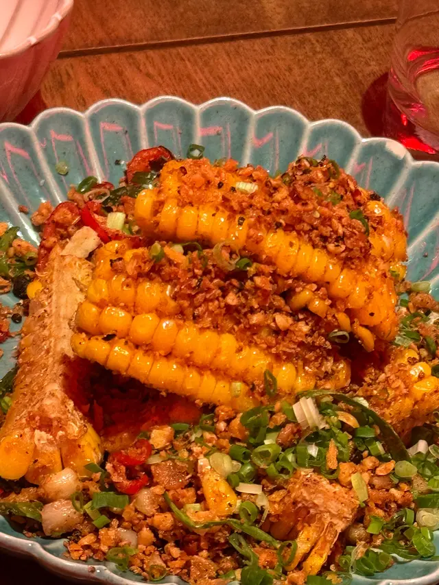 呢間係韓國餐廳?食緊大排檔避風塘粟米。坦白講味道唔錯,但價錢貴三倍。