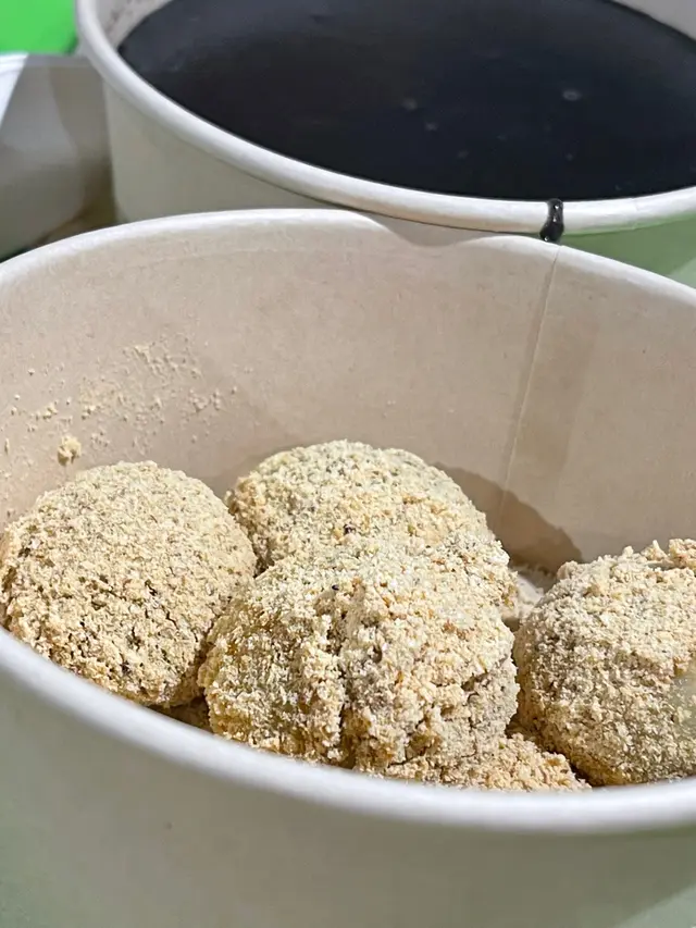 黃豆粉包裹的湯丸香氣十足，口感軟糯不黏牙，豆香與甜味平衡得宜。適合喜歡乾口糖水的朋友。

#雷沙湯丸 #黃豆粉甜品 #傳統糖水
