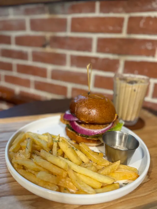 秘製辣醬炸雞芝士漢堡配黑松露醬薯條