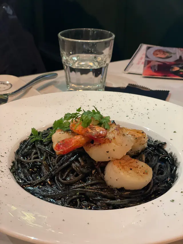 墨魚汁鮮帶子海蝦扁意粉