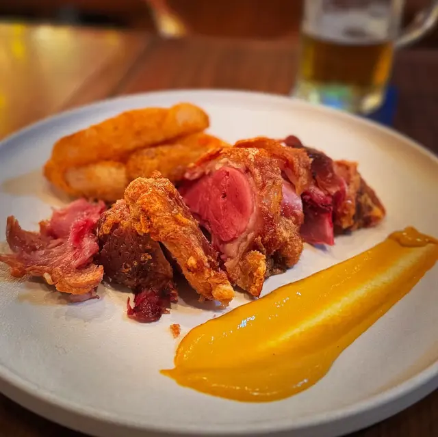 招牌烤脆皮豬手 (半隻)