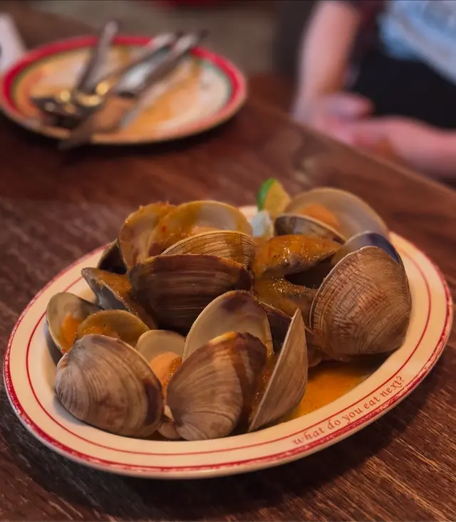 一道清新又開胃嘅前菜，蜆肉鮮嫩，大隻，搭配青檸檬嘅酸香（食落感覺有啲似泰式醬料既感覺😆），凍食嘅方式保留咗蜆嘅鮮甜，好適合夏日享用，喜愛海鮮嘅人絕對不能錯過嘅選擇！