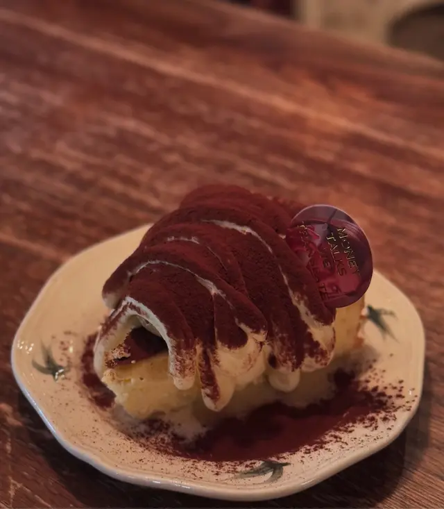 表面係提拉米蘇奶蓋，好軟滑好cream，裡面係巴斯克芝士蛋糕，兩者嘅配搭都好夾