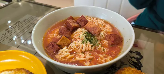 香煎午餐肉蕃茄出前一丁