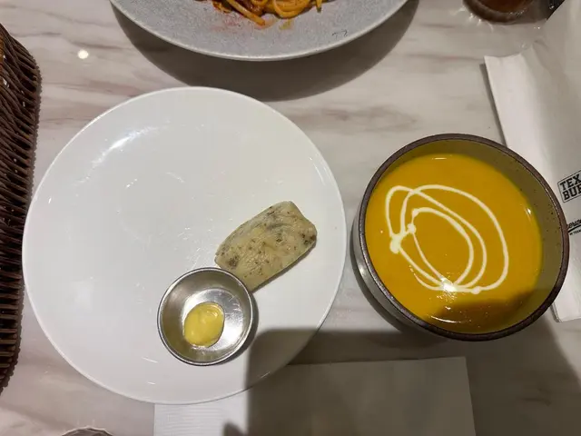 跟餐+$15有一碗湯加半個餐包！係！半！個！