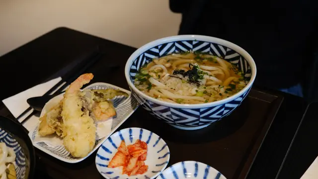 天婦羅炸蝦配高湯熱烏冬