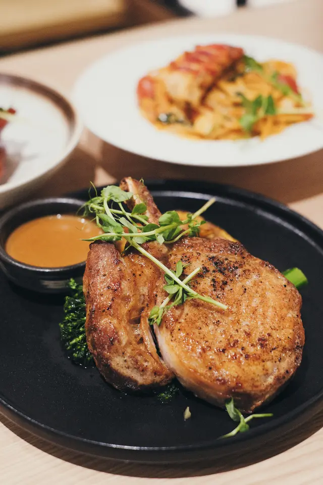 烤西班牙伊比利亞豬鞍架配蘋果意大利西蘭花肉汁 