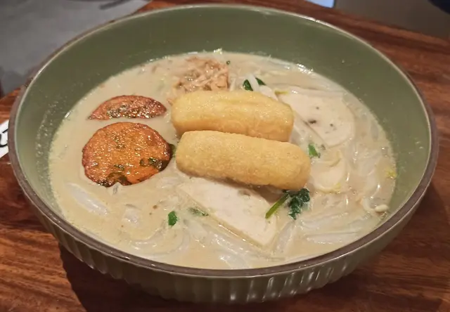 地道白咖哩魚餅扎肉老鼠粉