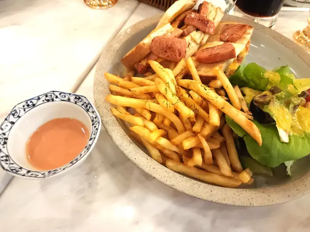 味道還好, 薯條份量很足夠。但記憶中這份是近百元的單點，那多士的份量真的...有點少呢...>.<