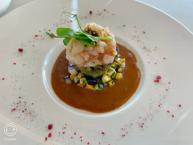 阿茲速配蝦他他配黑蒜醬