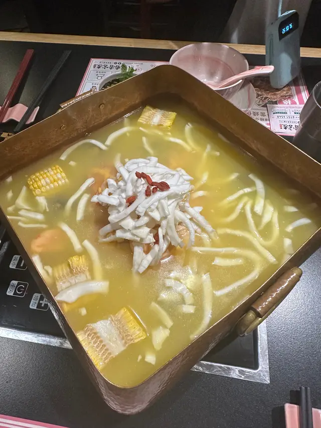 用咗龍崗雞,好鮮味,湯底入面有明顯嘅椰青水味道,越飲越香甜,另外煲入面亦都有幾隻番薯顯非常新鮮