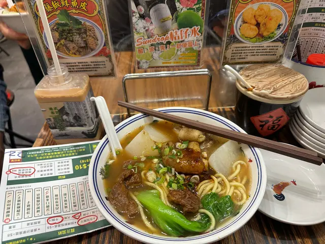 三餸車仔麵，個湯底超有以前中學時味道
牛腩淋得黎有趙口
蘿蔔好清甜又冇渣
豬手D豬皮爽口
菜脯都好好味
個奶茶又唔太甜
唯一係冷氣唔太夠同座位有D迫