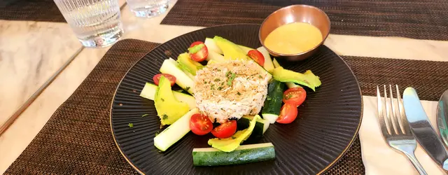 一條沙律菜都無，得除條青瓜及幾粒車厘茄，蟹肉有啲腥