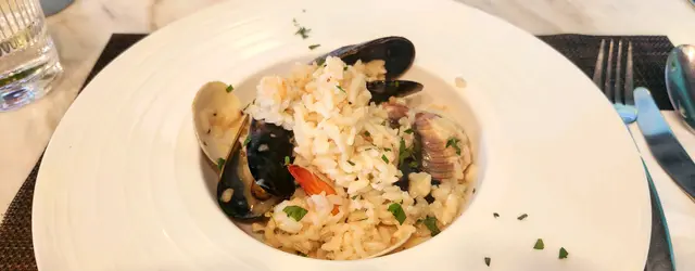 又係另一個好很難食，海鮮唔新鮮外，個飯根本唔係risotto做法，係一個好腥，啲飯浸咗好耐發漲哂嘅湯飯，亦應該係全港最勁難食嘅所謂意大利飯👎👎👎👎👎