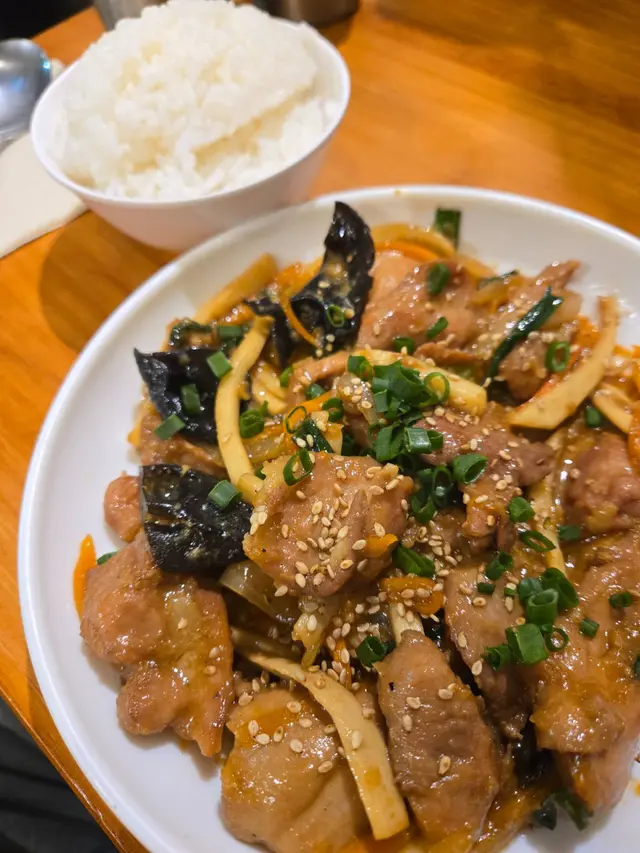 炒雞肉配飯
主菜炒雞肉選用去骨雞腿肉,炒得剛好,肉質嫩滑。醬汁帶甜不辣,味道偏甜、口味溫和,適合不嗜辣的朋友。配料包括木耳、洋蔥、竹筍及紅蘿蔔絲,炒得乾爽不油膩。加上白芝麻與蔥花點綴,味道更有層次。配上一碗熱白飯,簡單卻令人滿足。
#炒雞肉配飯 #韓式雞肉飯 #家常雞肉 #韓式無辣菜式 #都市樂主食 #甜辣雞 #韓式家常菜 #都市樂主食