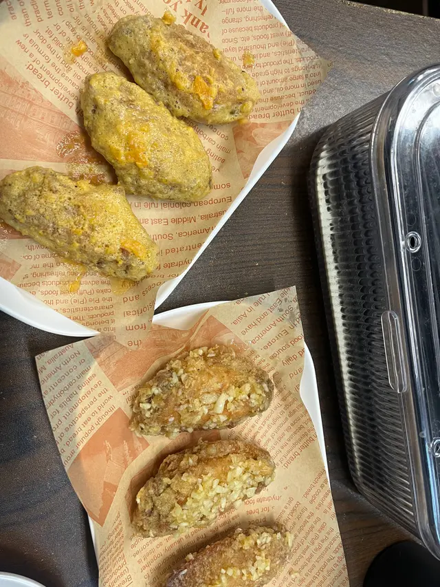 上圖：黃金之翼（三隻）