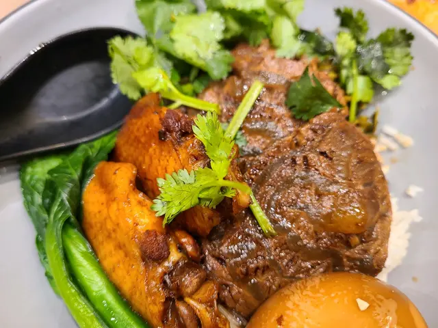 鹵水牛展雞翼酸菜飯伴鹵水蛋