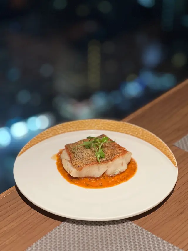 鐵板燒比目魚配蕃茄醬