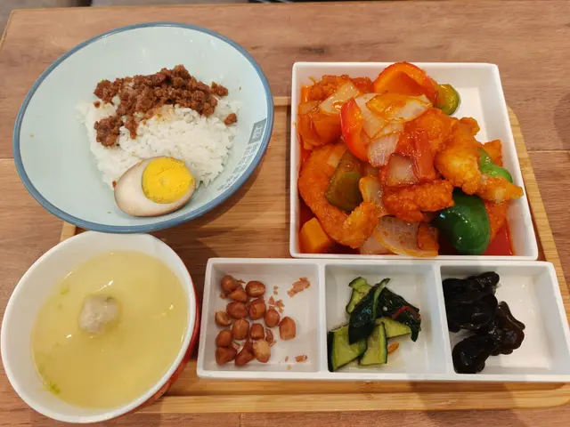 糖醋魚柳配滷肉飯