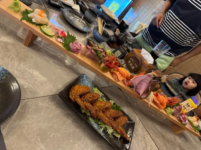 有三文魚、油甘魚、甜蝦、鱲魚同帆立貝，切得啱啱好，入口即化！三文魚肥美、油甘魚香甜、甜蝦彈牙、鱲魚清爽、帆立貝鮮甜，全部都新鮮到爆，刀工又靚，食得出廚師嘅功力。