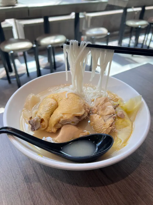 唔太值喱個價錢,雞肉係唔柴,但無乜雞味,湯底亦無乜花膠同雞味。