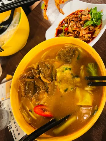 咖喱牛腩、拼酿红肠咖喱汤米线、麻辣猪肚丝