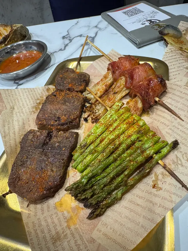 燒牛舌厚切juicy，咬落彈牙，炭火香氣突出，牛味濃郁。燒韭菜烤得香口，韭菜清香，簡單但好有風味。