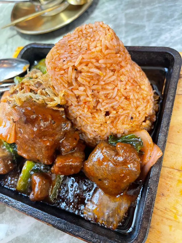 油浸嘅牛柳粒紅飯
成個水氹咁多油 浸住啲飯
我要用張餐巾朔晒先食到
牛柳好韌,仲有舊骨碎
好彩望到冇咬落去啫
如果唔係牙都崩