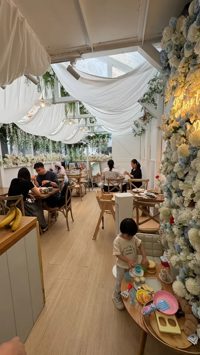 歐洲簡約風的Cafe，白色牆身配木質傢俬，天花大窗透陽光，環境清新