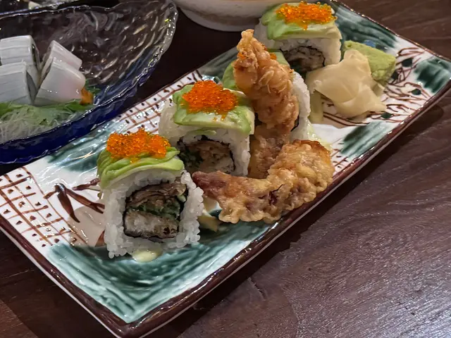 金黃酥脆的軟殼蟹,裡面有著甘甜多汁的蟹肉與香濃的蟹膏,搭配牛油果的味道非常合拍,還有蟹籽和青瓜絲,吃起來口感層次分明!🥑🦀