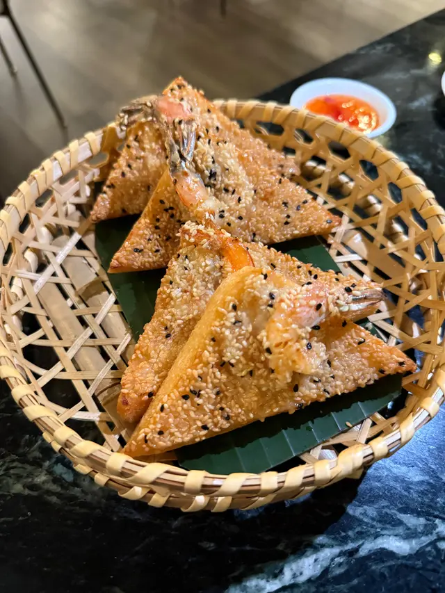 蝦多士配甜辣醬