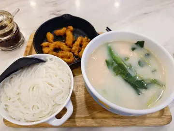 蝦滑小酥肉菜心魚湯米線