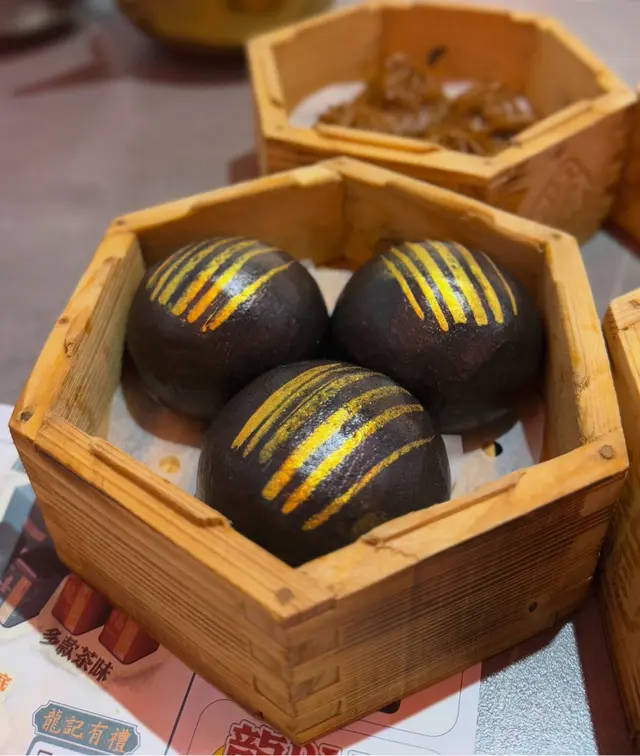 熱辣辣,流心奶黃,唔會太甜,好香滑