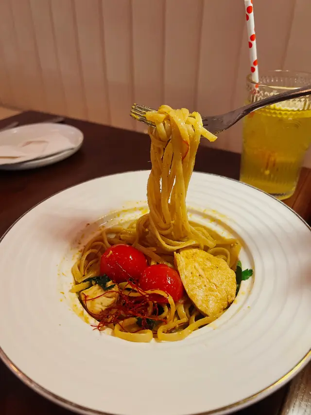 低溫慢煮雞胸扁意麵配冬陰功醬汁