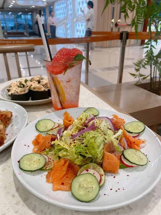 輕盈又滿足的煙三文魚沙律