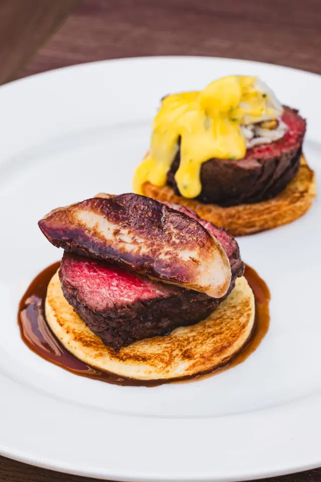 Duo Steak 牛柳雙重奏
Filet Oscar, Lump Crabmeat, Bearnaise Sauce Rossini, Topped with Foie Gras, Madeira Sauce
蟹肉牛柳，賓尼士汁 拼 鵝肝牛柳，馬德拉醬