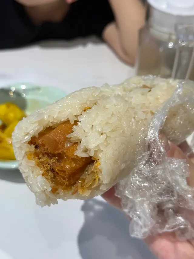 叫咗豐盛一人餐50幾蚊，包一個粢飯、8粒燒賣or魚蛋、豆腐花or豆漿。我覺得好抵食！粢飯即叫即整，個油炸鬼仲係熱辣辣脆卜卜💗餡嘅份量好足，夾埋有成隻手掌咁大～