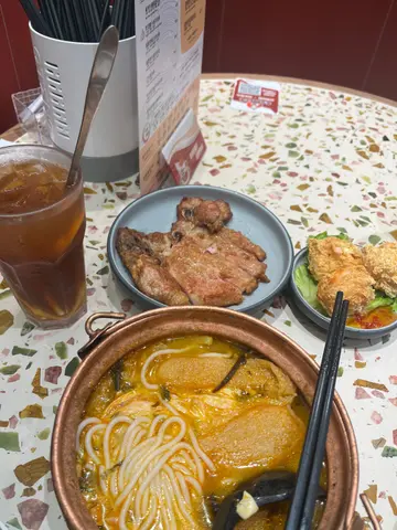 招牌猪扒酸酸辣辣铜锅米线