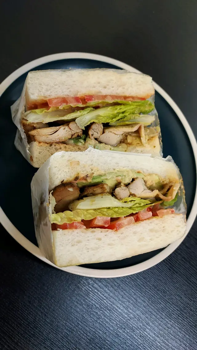 雞牛油果三文治