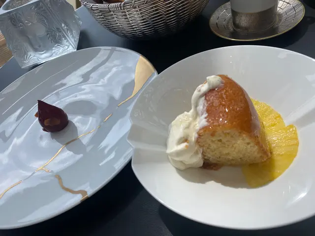 红酒烩梨、巴巴冧蛋糕