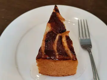 午餐:蛋糕十10元 (apple & cinnamon )