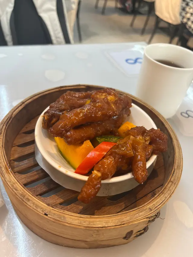 有埋新鮮南瓜襯托