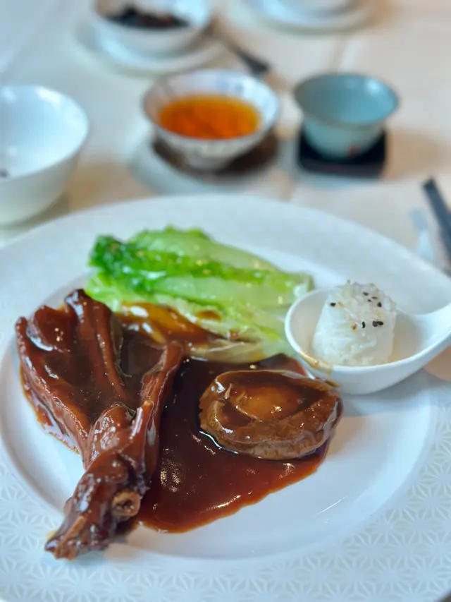 富臨鮑魚扣鵝掌 伴唐生菜（日本吉品38頭）-