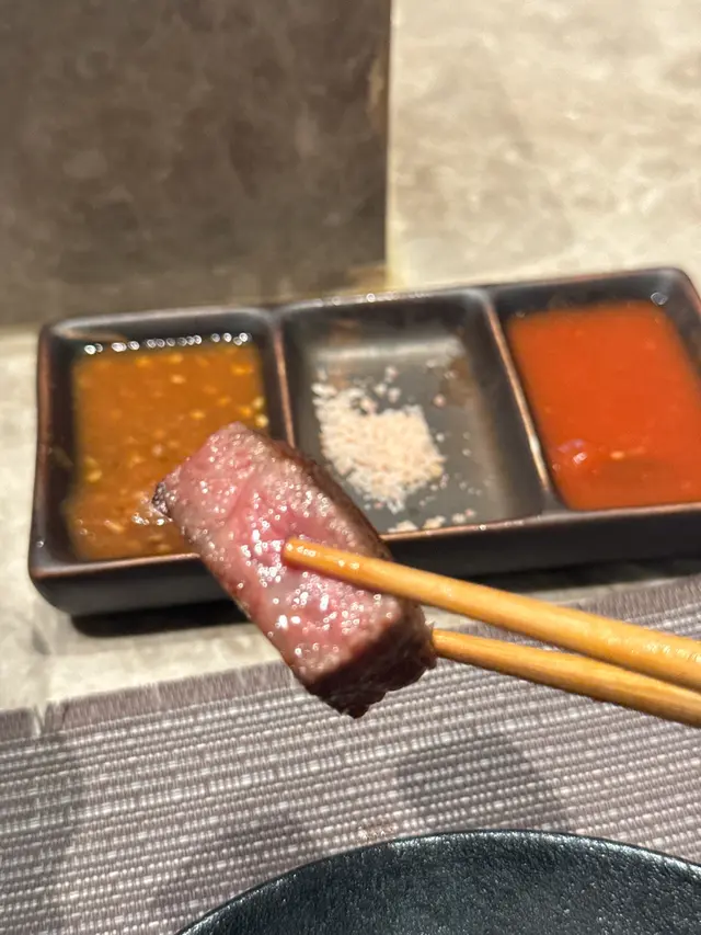 Beef Ox Tongue タン芯
這道牛舌選用中間最嫩的部位,燒得剛好,粉粉嫩嫩口感滑嫩,讓人一口接一口,黑胡椒調味更是提味,完美!🐂😍