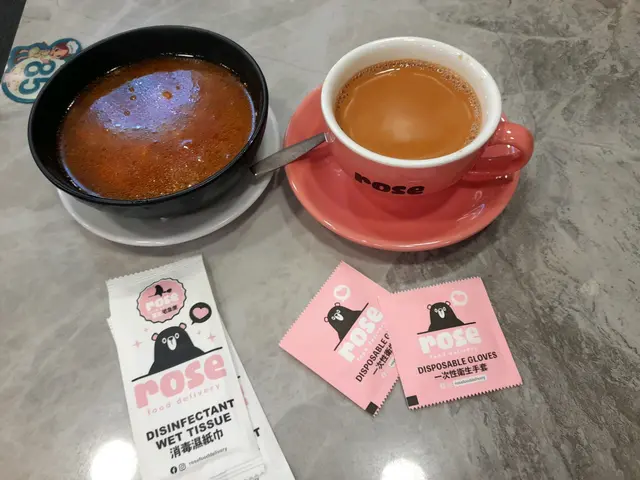 左:熱奶茶,右:羅宋湯