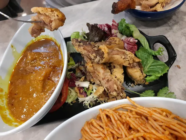 酥炸脆皮牛腩配意粉