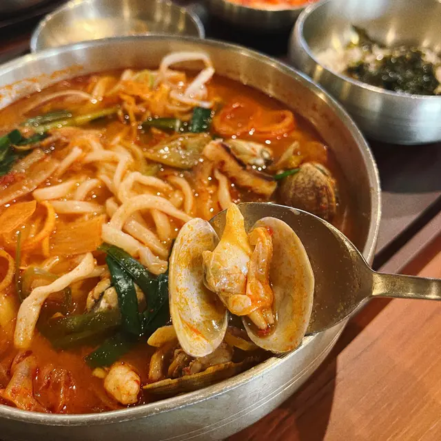 東海海鮮辣湯麵