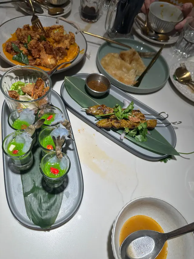 整體食物唔夠熱，味道一般。
尤其係芒果糯米飯，啲糯米好硬，叫咗個炒金邊粉，又係啲粉好硬，可能因為我又坐唔到窗景位，所以就覺得呢個價錢不值。
如果你對嘢食唔太高要求，純粹想搵笪舒服啲嘅地方同埋易搵位，坐低傾吓偈，先不妨一試
