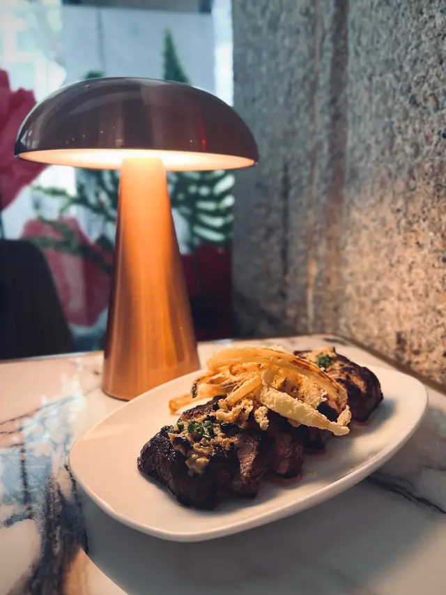 肉眼扒配青胡椒汁及炸洋蔥